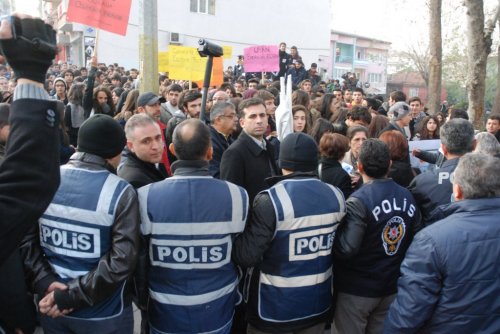 DENİZLİ LİSESİ ÖĞRENCİLERİNDEN TARİHİ BİNA EYLEMİ