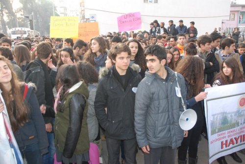 DENİZLİ LİSESİ ÖĞRENCİLERİNDEN TARİHİ BİNA EYLEMİ