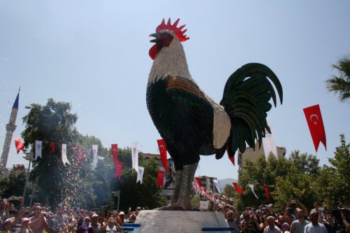 DENİZLİ'YE CAMDAN HOROZ HEYKELİ