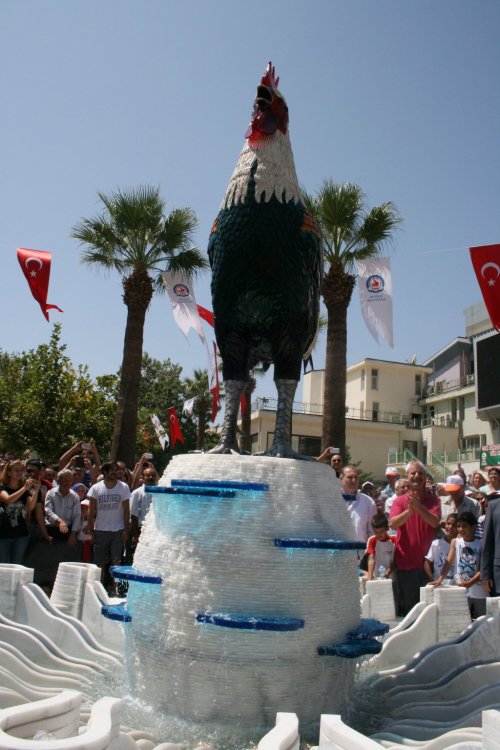 DENİZLİ'YE CAMDAN HOROZ HEYKELİ