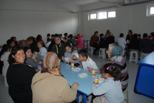 DİDİM EFELER ORTAOKULU'NDA RENKLİ PİLAV GÜNÜ