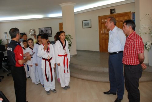 DİDİM'İN MADALYALI TEKVANDOCULARINDAN BAŞKAN ATABAY’A ZİYARET