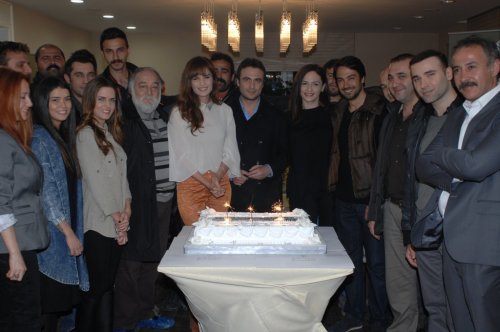 DİZİNİN BAŞARISINI PASTA KESEREK KUTLADILAR