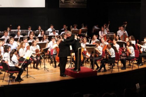 DOĞUŞ ÇOCUK SENFONİ ORKESTRASI YILIN İLK KONSERİNİ İZMİR’DE VERDİ