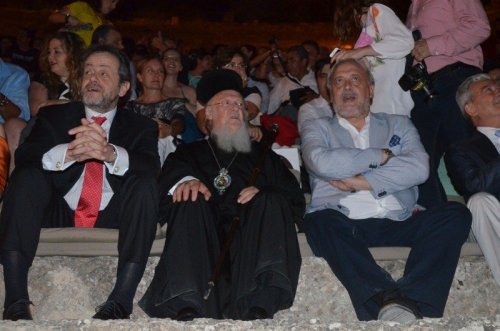 DÜNYACA TANINMIŞ TENORDEN NEFES KESEN KONSER