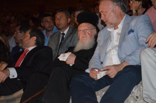 DÜNYACA TANINMIŞ TENORDEN NEFES KESEN KONSER