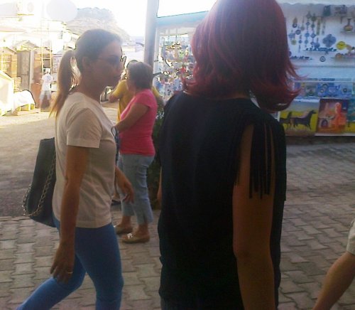 EBRU GÜNDEŞ EV ALIŞVERİŞİNDE