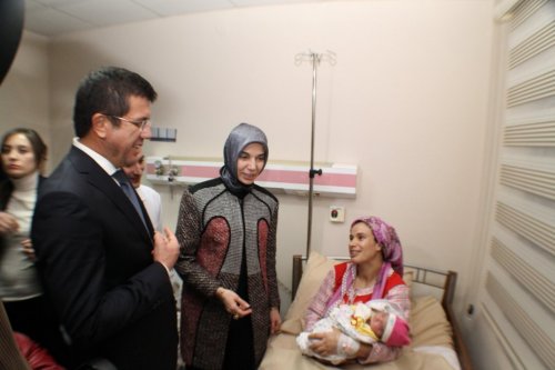 EKONOMİ BAKANI ZEYBEKCİ, 2015’İN İLK İHRACAT BELGESİNİ İMZALADI
