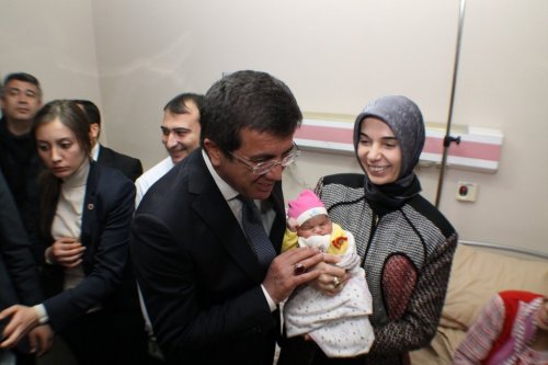 EKONOMİ BAKANI ZEYBEKCİ, 2015’İN İLK İHRACAT BELGESİNİ İMZALADI