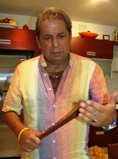 ERMAN TOROĞLU KENYA SOPASI İLE HIRSIZ BEKLİYOR