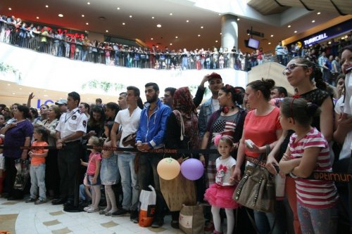 GÖKHAN ÖZEN, İZMİRLİ HAYRANLARIYLA BULUŞTU