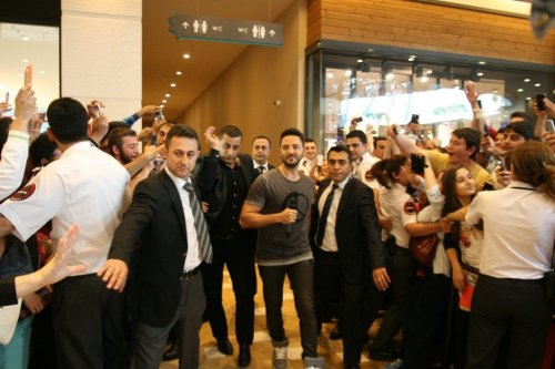 GÖKHAN ÖZEN, İZMİRLİ HAYRANLARIYLA BULUŞTU