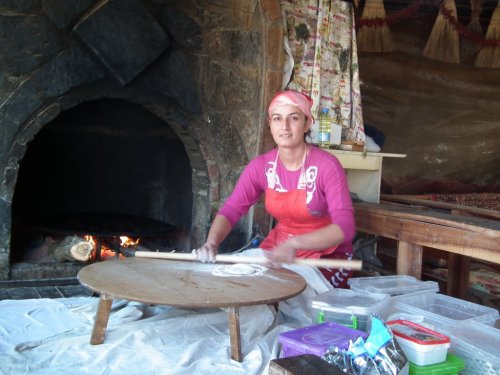 GÖZLEME EVİ AÇAN BAYANLAR BÜTÇESİNE KATKI SAĞLIYOR