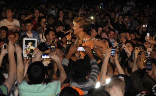 GÜLBEN ERGEN'DEN ÇİÇEK FESTİVALİNDE OKUL SÖZÜ