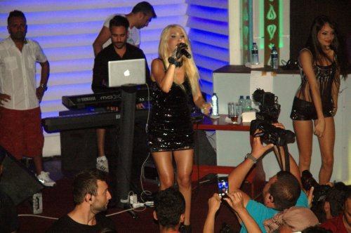 HANDE YENER GAZETECİLERDEN KAÇTI