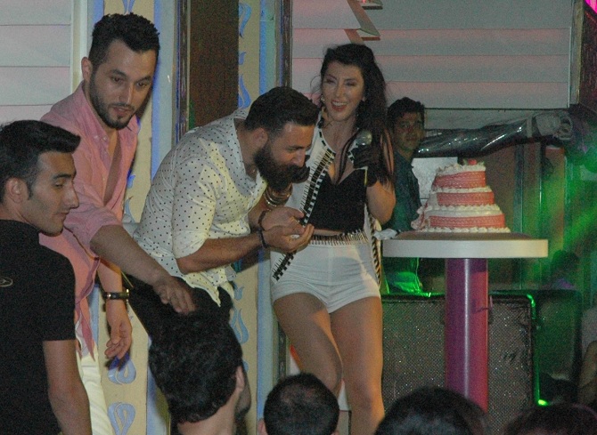 hande-yener-oglu-ile-ayni-sahnede-002.jpg