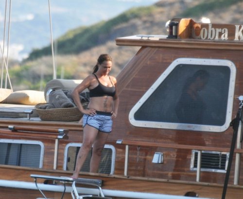 HÜLYA AVŞAR MAVİ YOLCULUĞA ÇIKTI