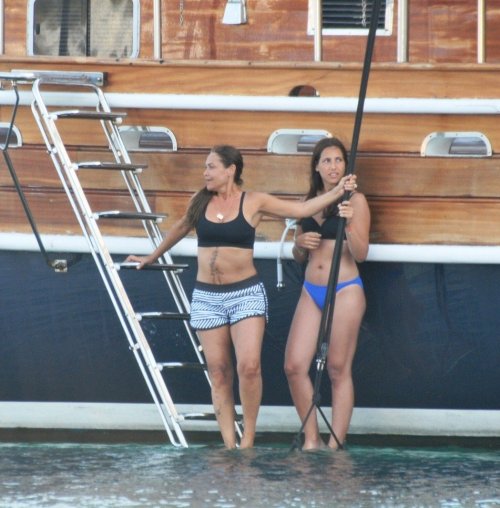 HÜLYA AVŞAR MAVİ YOLCULUĞA ÇIKTI