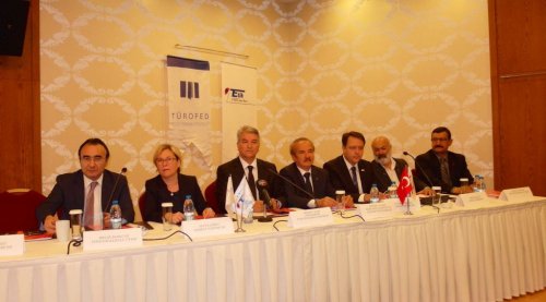 İŞLER: “İZMİR TURİZMİ ŞIMARIK ÇOCUKLAR GİBİ İYİ YÖNETİLEMEDİ”