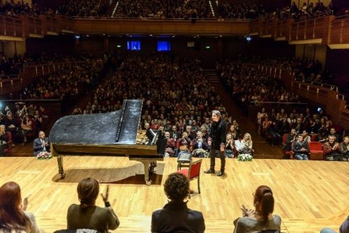 İZMİR’DE, FAZIL SAY KONSERİ BÜYÜK BİR COŞKUYA SAHNE OLDU. FAZIL SAY, ÜNLÜ BESTECİ AHMED ADNAN SAYGUN ADINA DÜZENLENEN ULUSLARARASI MÜZİK FESTİVALİNDE SANATSEVERLERLE BULUŞTU.