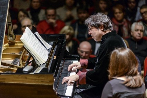 İZMİR’DE, FAZIL SAY KONSERİ BÜYÜK BİR COŞKUYA SAHNE OLDU. FAZIL SAY, ÜNLÜ BESTECİ AHMED ADNAN SAYGUN ADINA DÜZENLENEN ULUSLARARASI MÜZİK FESTİVALİNDE SANATSEVERLERLE BULUŞTU.