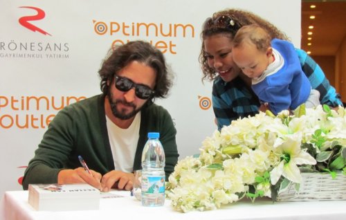 İZMİR’DE FETTAH CAN RÜZGARI ESTİ