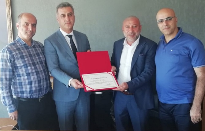 izmirli-is-insanindan-depremzedelere-yardim-eli.jpg