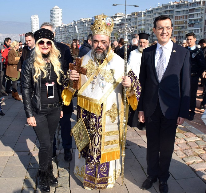 izmirli-ortodokslar-iisiklar-bayraminda-bulustu-004.jpg