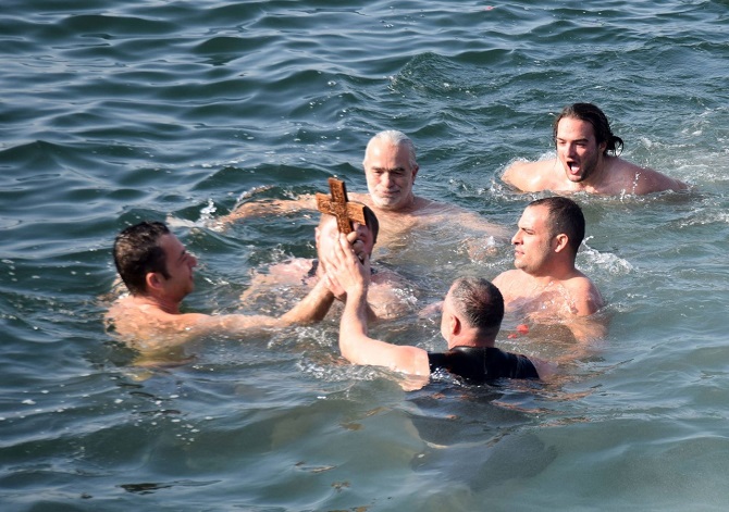 izmirli-ortodokslar-iisiklar-bayraminda-bulustu-006.jpg