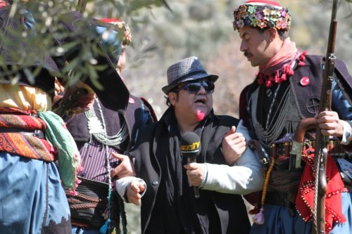 İZMİRLİ SANATÇI DAĞDA ESİR ALINDI