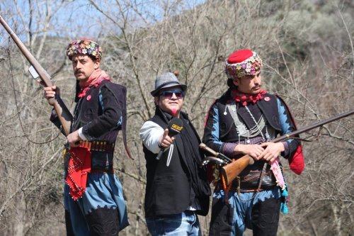 İZMİRLİ SANATÇI DAĞDA ESİR ALINDI