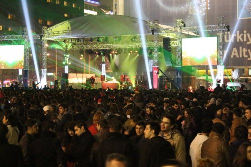 İZMİRLİLER TEOMAN'LA YENİ YILA 'MERHABA' DİYECEK