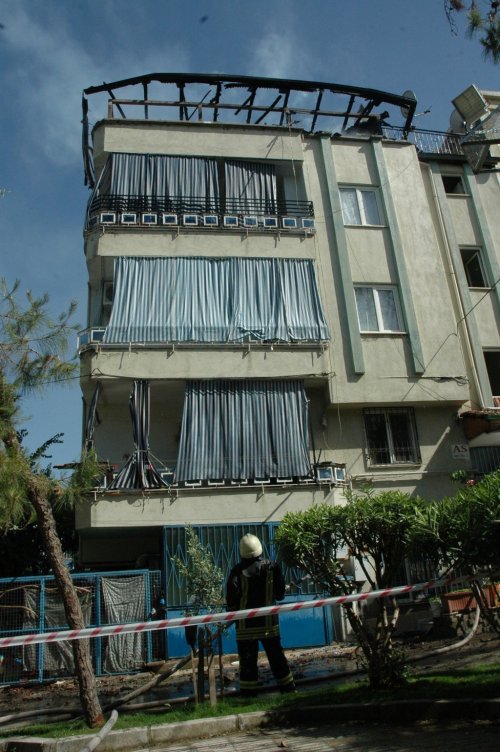 KEKİK SAPLARI İLE BİRLİKTE ÇATI KATI DA YANDI