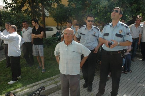 KEKİK SAPLARI İLE BİRLİKTE ÇATI KATI DA YANDI