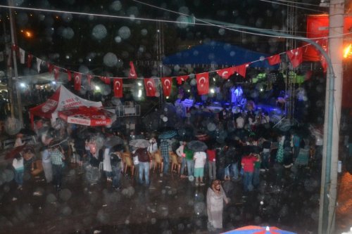 KIRAÇ KONSERİNE YAĞMUR ENGELİ