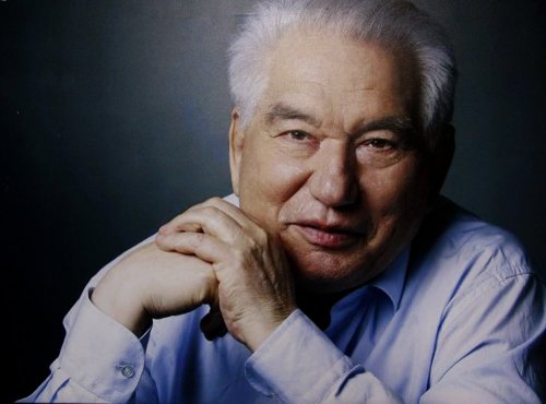 KIRGIZ YAZAR AYTMATOV İZMİR’DE ANILDI