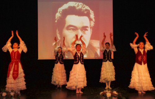 KIRGIZ YAZAR AYTMATOV İZMİR’DE ANILDI