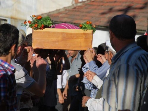 KIZLARI TARAFINDAN ÖLDÜRÜLEN ANNE TOPRAĞA VERİLDİ