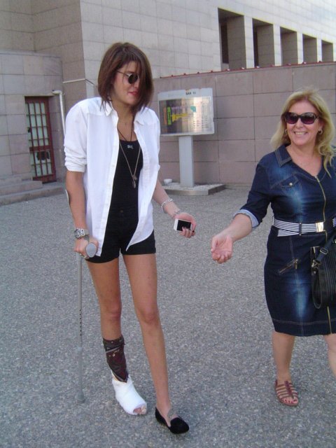 KOLTUK DEĞNEKLİ DÜNYA GÜZELİNDEN SUÇ DUYURUSU