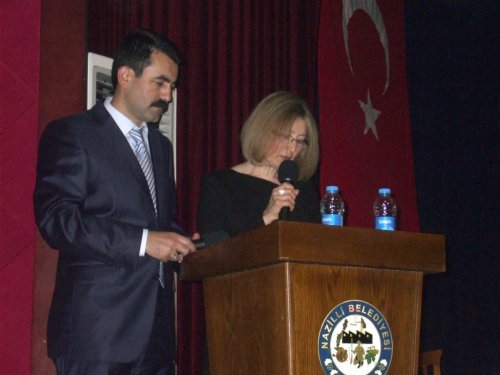 LİSELİLERDEN ‘HER ANNE BİR ŞİİRDİR’ DİNLETİSİ