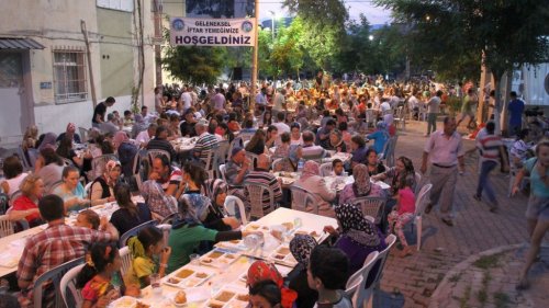 MAKEDONYA GÖÇMENLERİ GELENEKSEL YEMEKLERİ İLE İFTAR YAPTI