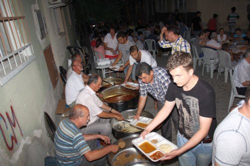 MAKEDONYA GÖÇMENLERİ GELENEKSEL YEMEKLERİ İLE İFTAR YAPTI