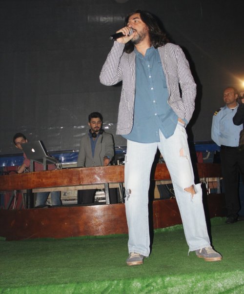 MARMARİSLİLER ÜNLÜ ŞARKICI ÇELİK'LE NOSTALJİ YAPTI