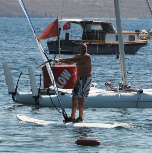 MEHMET ASLANTUĞ’DAN SÖRF ŞOV