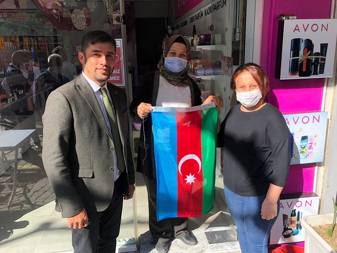 mhp-incirliova,-esnafa-azerbaycan-bayragi-dagitti-003.jpg