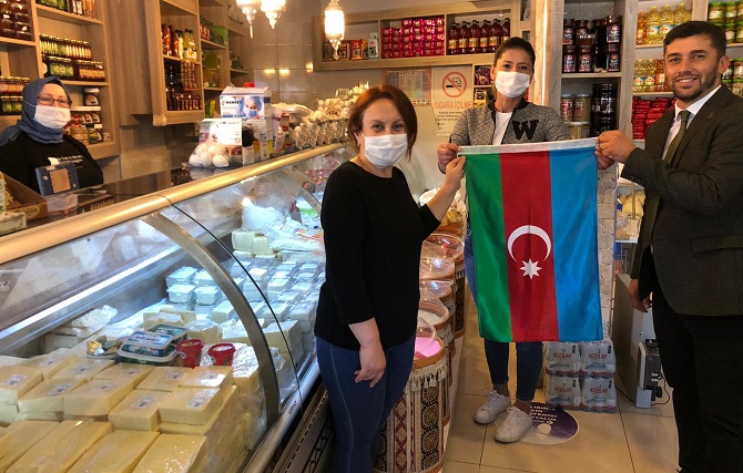 mhp-incirliova,-esnafa-azerbaycan-bayragi-dagitti-004.jpg
