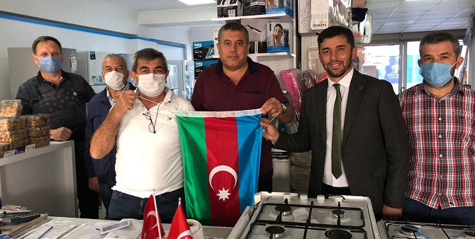 mhp-incirliova,-esnafa-azerbaycan-bayragi-dagitti-006.jpg
