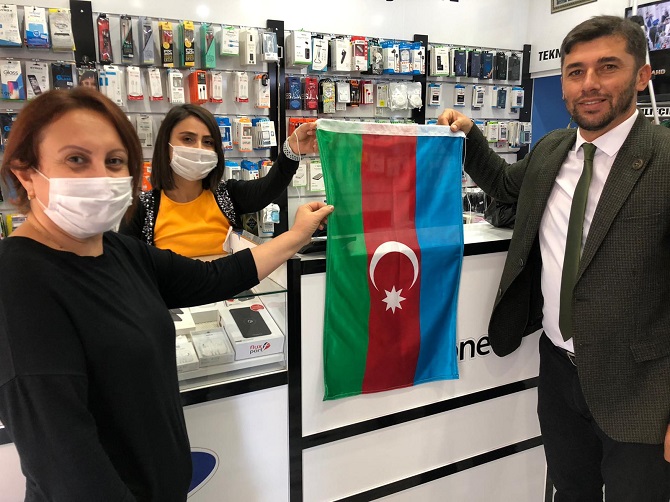 mhp-incirliova,-esnafa-azerbaycan-bayragi-dagitti-007.jpg