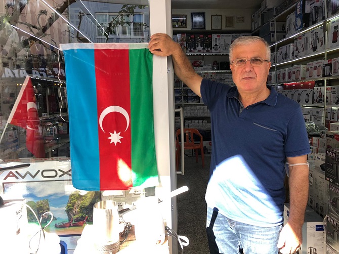 mhp-incirliova,-esnafa-azerbaycan-bayragi-dagitti-008.jpg