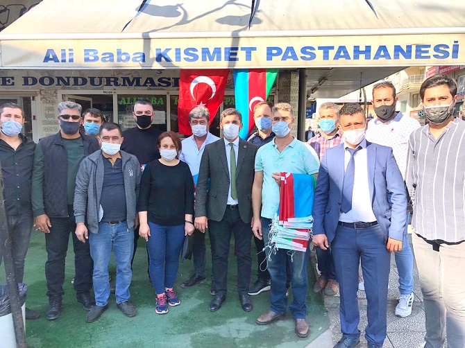 mhp-incirliova,-esnafa-azerbaycan-bayragi-dagitti-009.jpg